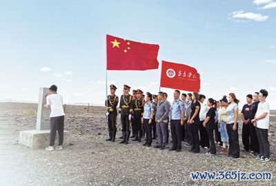 昌吉学院组织学生踏访界碑、为界碑描红。肖承槟摄
