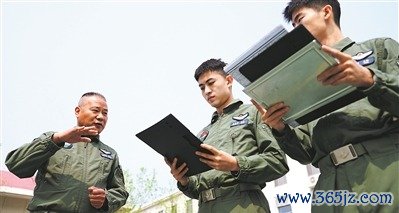 陆军某旅某营飞翔员正在进行飞翔准备。孟宪森摄
