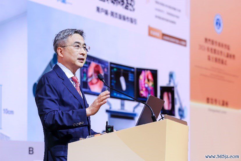 图为何建行解说作念凸起学东说念主讲座。澳门特区卫生局供图