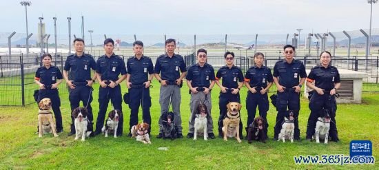 这是机场保安犬只行径小组部分领犬员和犬只合照(6月8日摄)。 新华社发(香港机场握住局供图)
