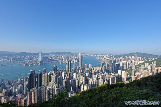 5月拍摄的香港维多利亚港两岸征象。新华社记者 陈铎 摄