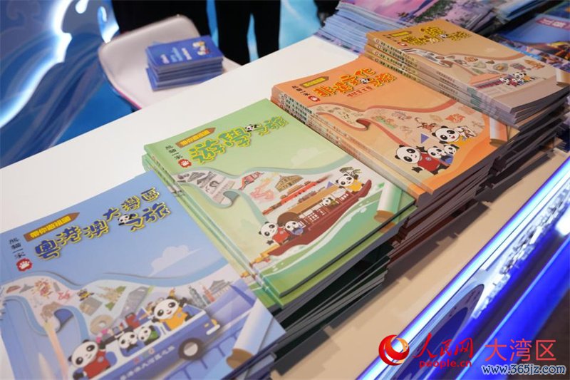 “熊猫一家带你游故国”系列典籍。东谈主民网实习生 韩宇轩摄