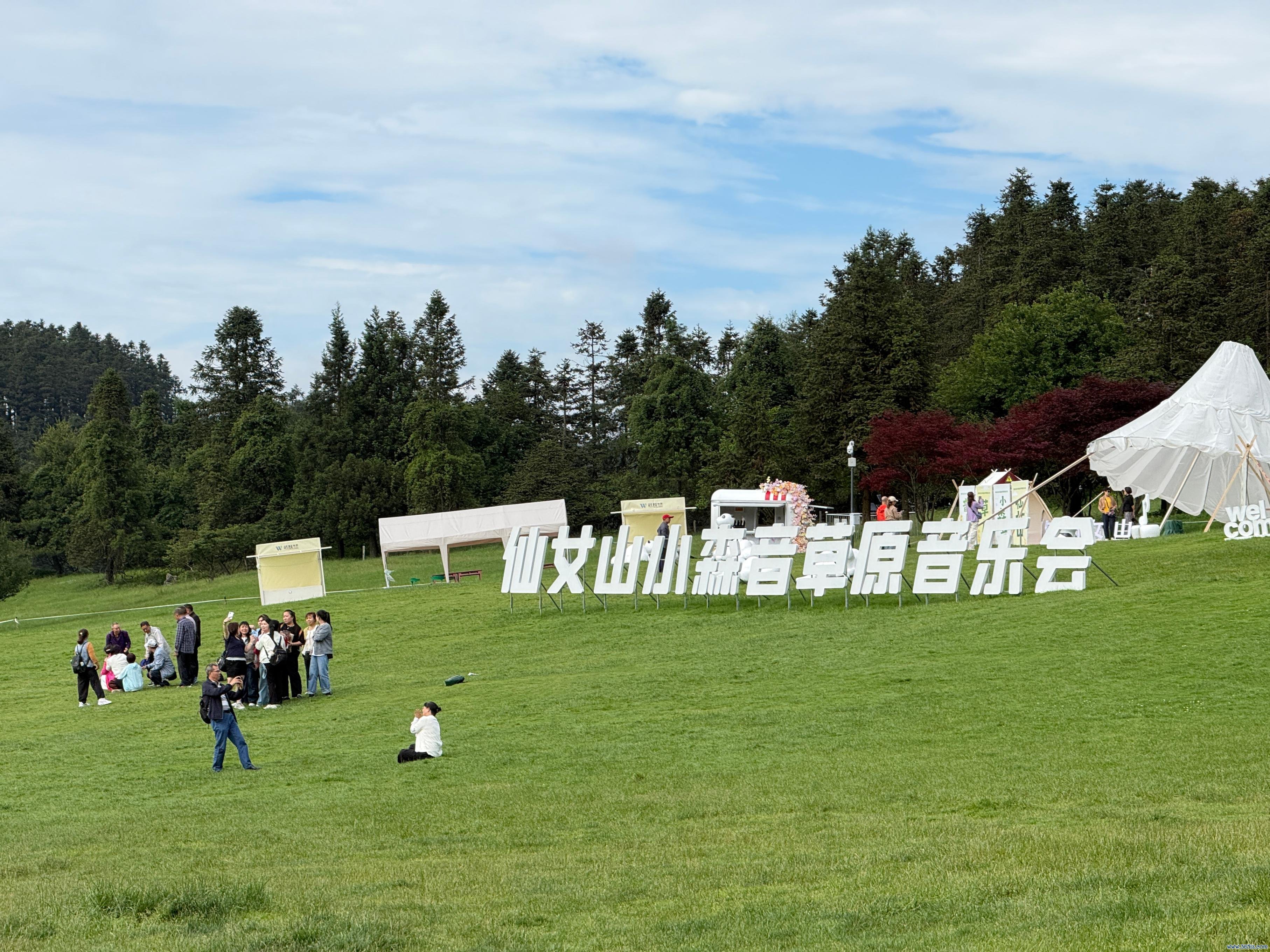 青娥山丛林公园内旅客打卡拍照。东谈主民网记者 欧阳易佳摄