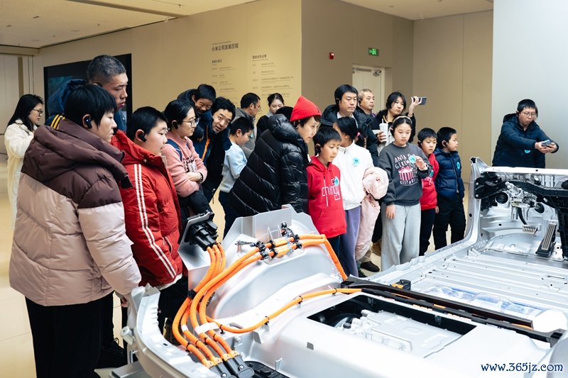 旅客在小米汽车工场展厅参不雅。受访者供图
