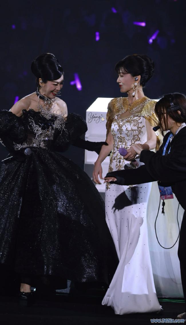 赵雅芝米雪齐唱《散步东谈主生路》 冻龄女神再现经典