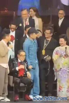 黄日华恢复主动拥抱刘德华