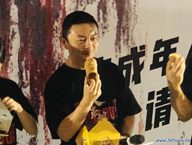 杨恩又:终于和苗哥有视力戏了 从盲东谈主到哑巴的领会演绎